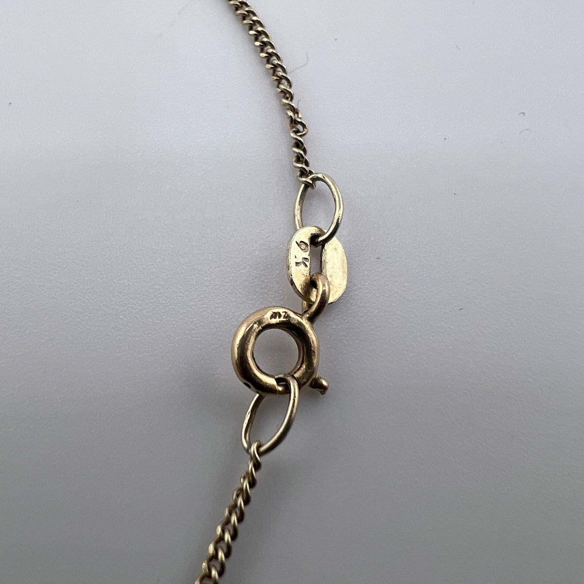 9ct Gold Dolphin Pendant & Curb Chain Necklace 2.88g, 18in L