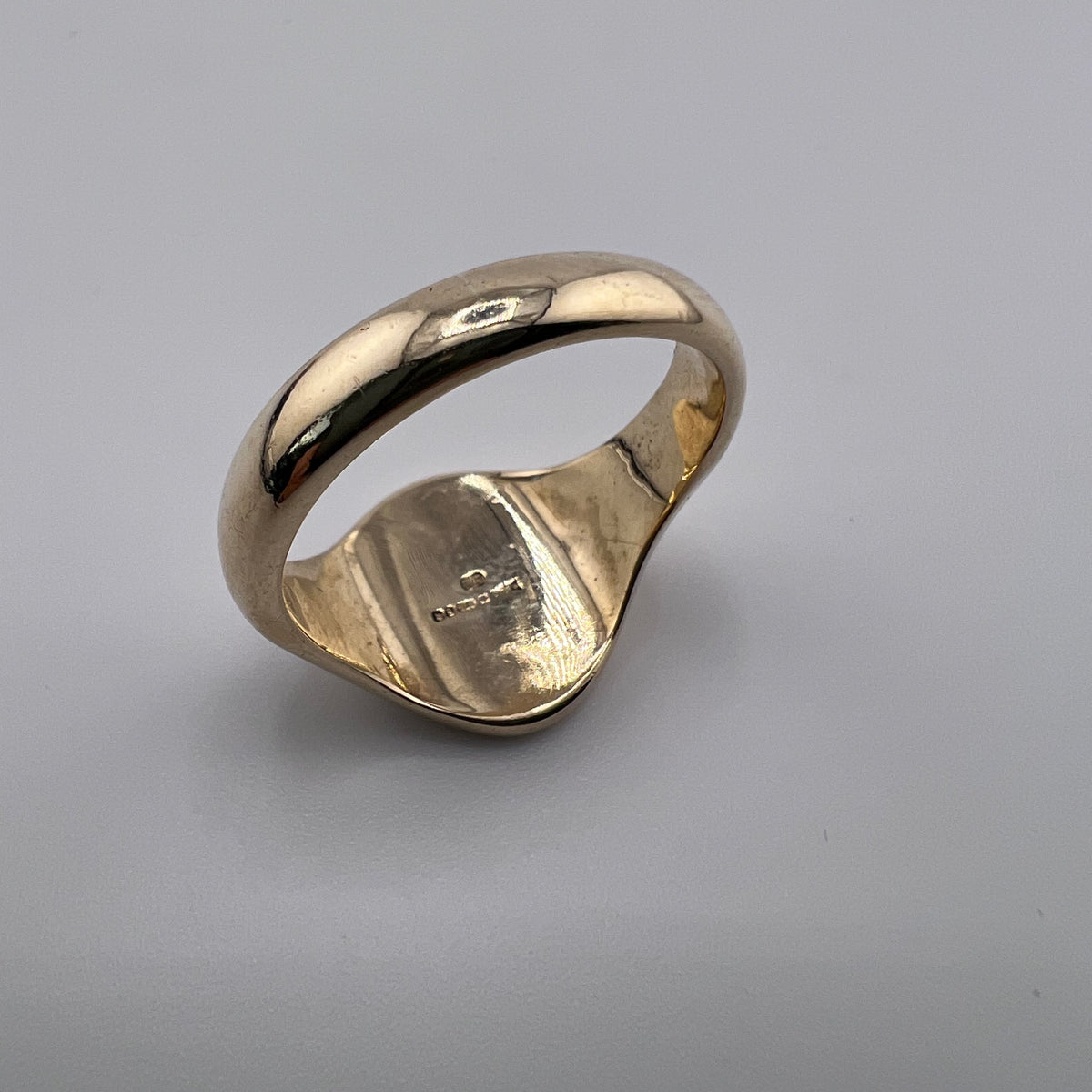 Men’s 9Ct Gold Yellow Gold Oval Signet Ring 8.20g Size T, Hallmarked