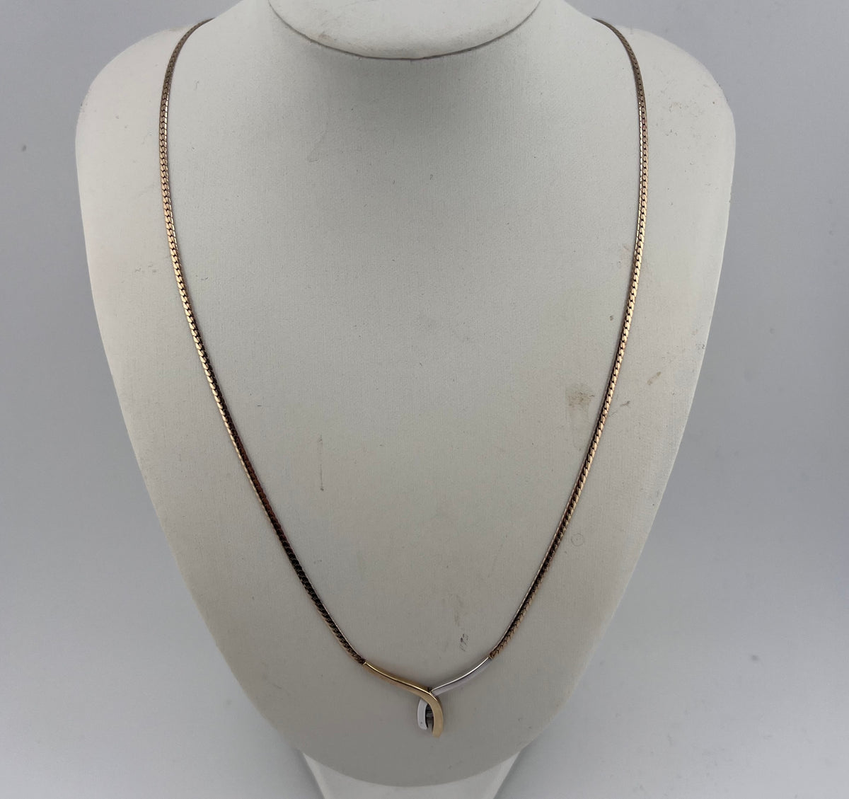 9ct Gold Natural Diamond 2 Tone Crossover Necklace 5.48g UK Hallmarks