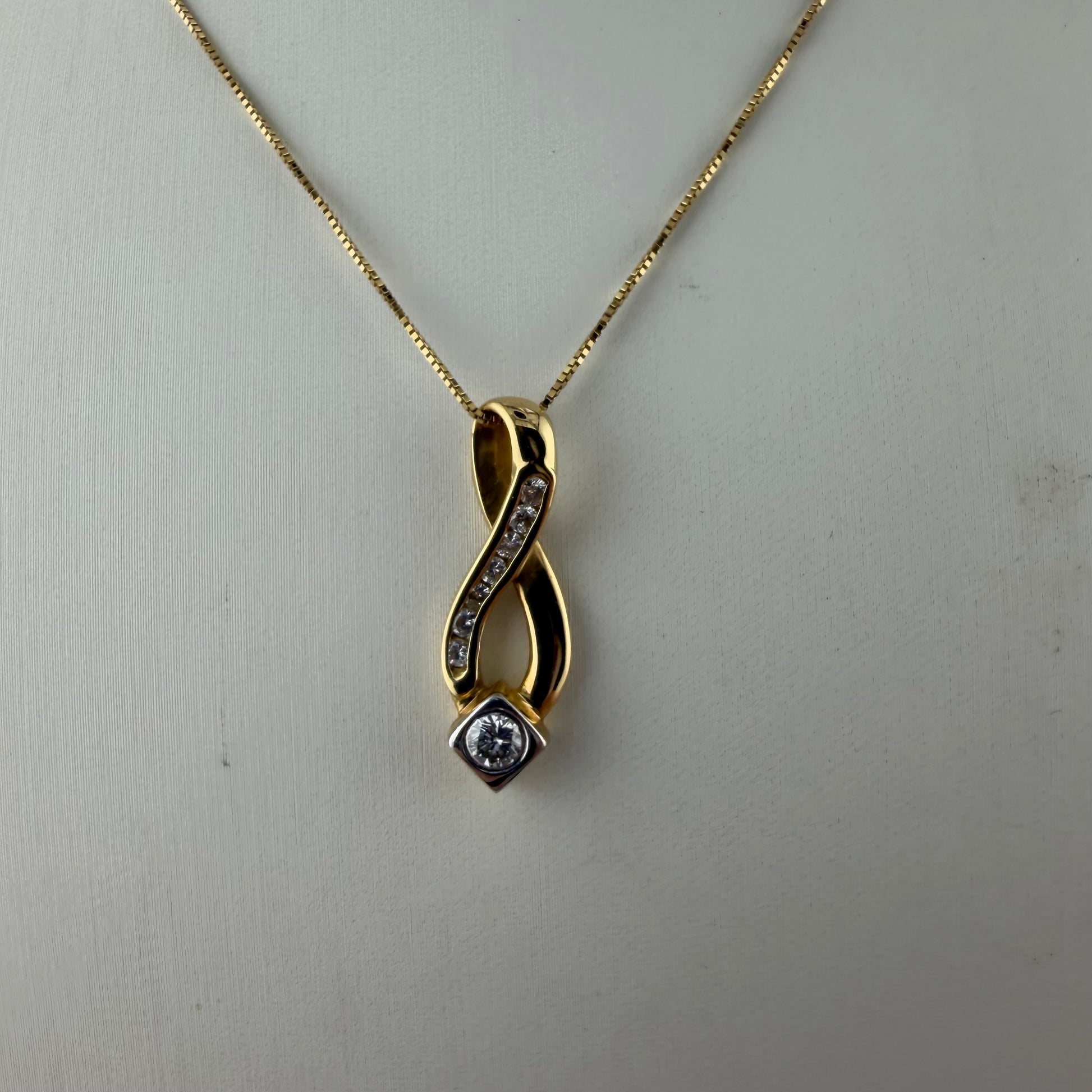 18ct gold diamond pendant, 0.4ct, on 18in box chain, 4.1g hallmarked, Fitzroy Bullion, London.