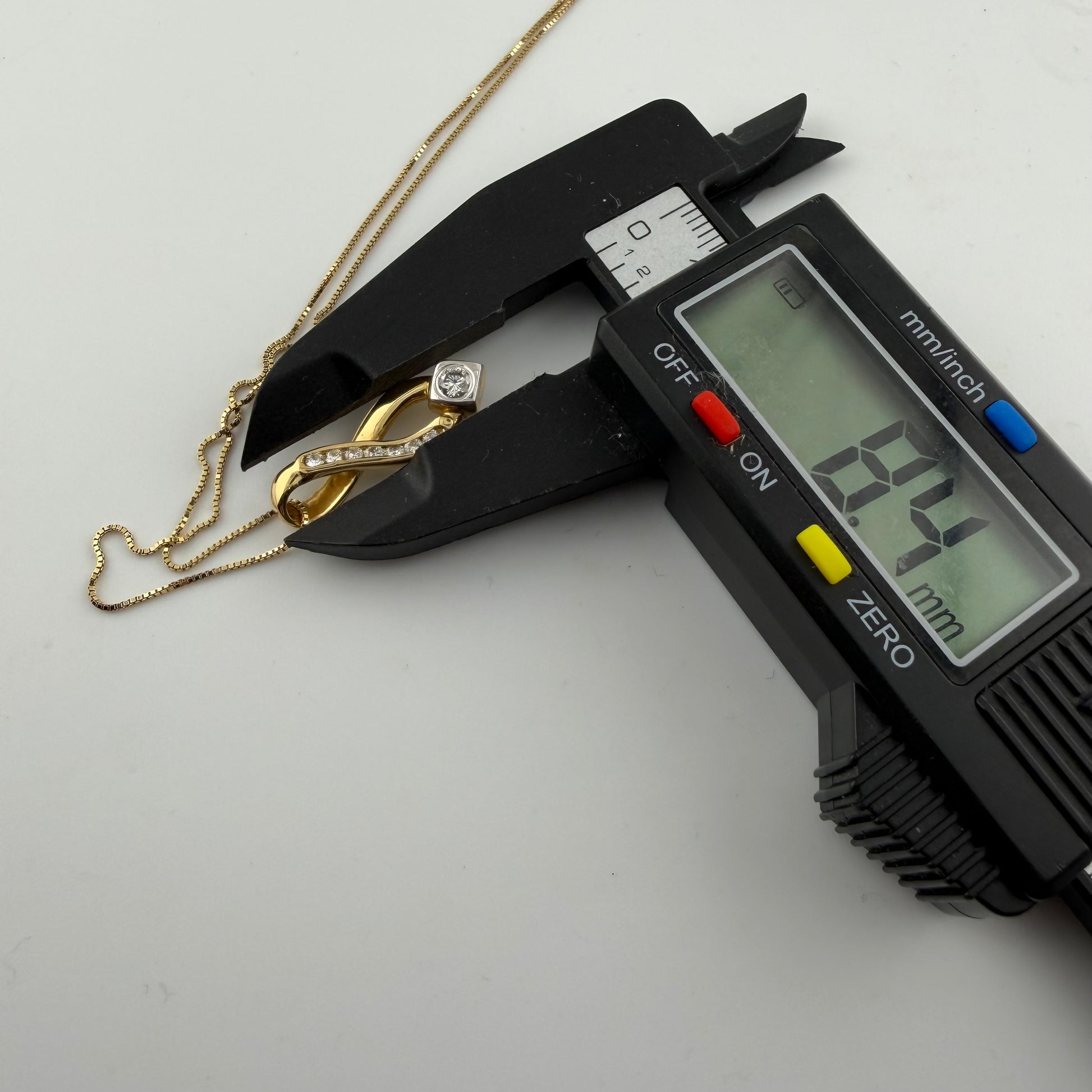 18ct Gold Pendant 0.4ct Diamond, 18in Box Chain, Hallmarked 4.1g, with Caliper Measurement.