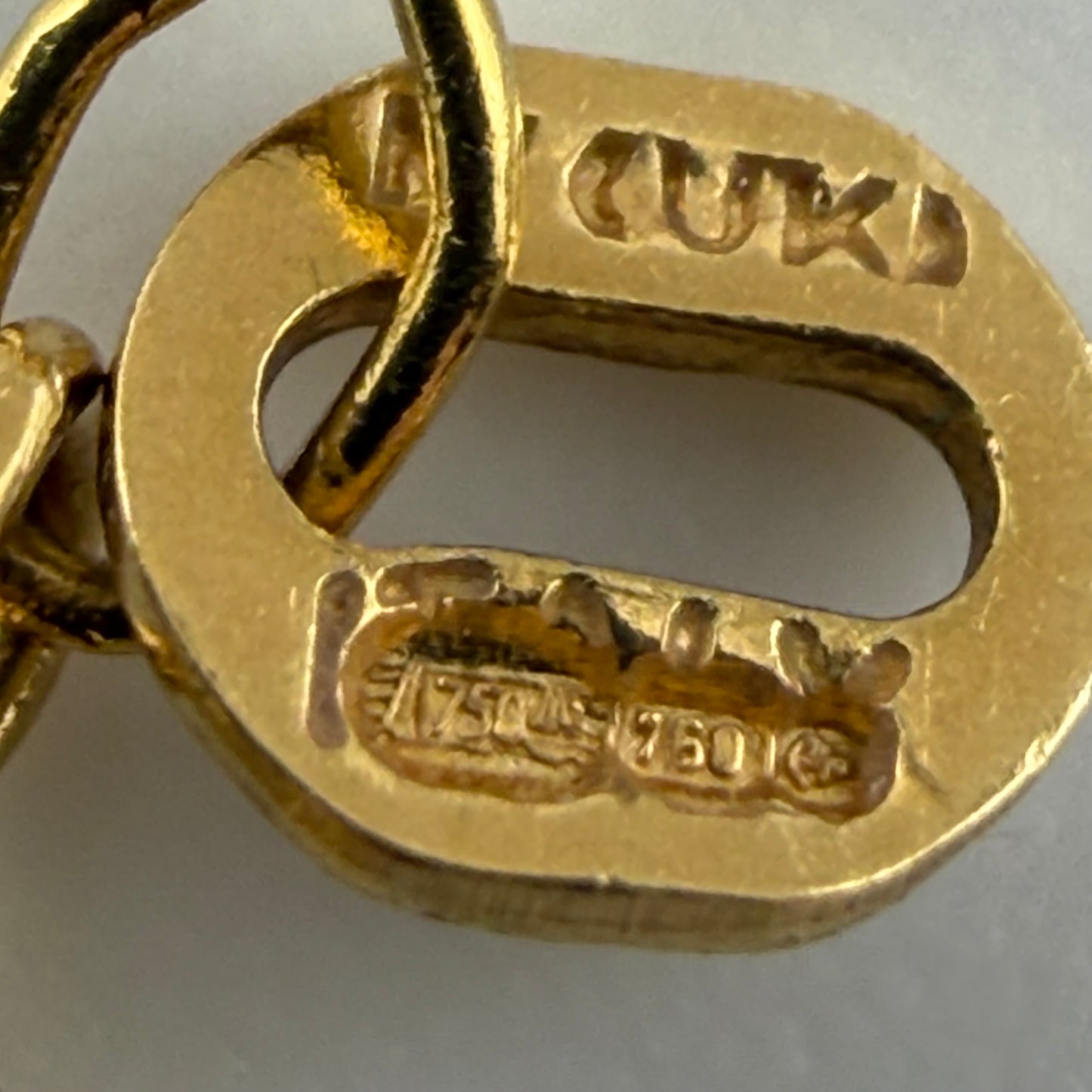 18ct Gold 0.4ct Diamond Pendant, Hallmarked 750 UK, on 18in Box Chain, 4.1g.