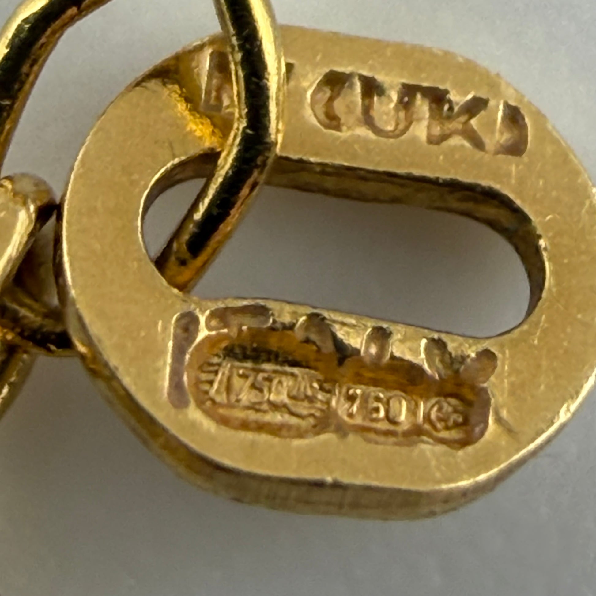 18ct Gold 0.4ct Diamond Pendant, Hallmarked 750 UK, on 18in Box Chain, 4.1g.