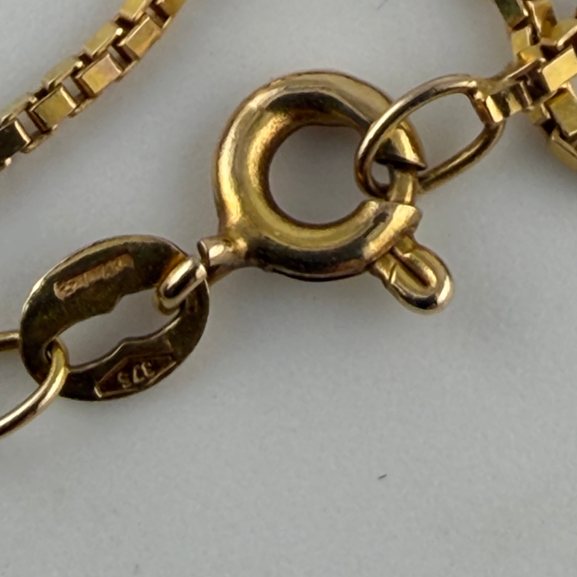 9ct gold box chain, 1mm width, 18in length, hallmarked 2.7g, close-up of clasp and hallmark detail.