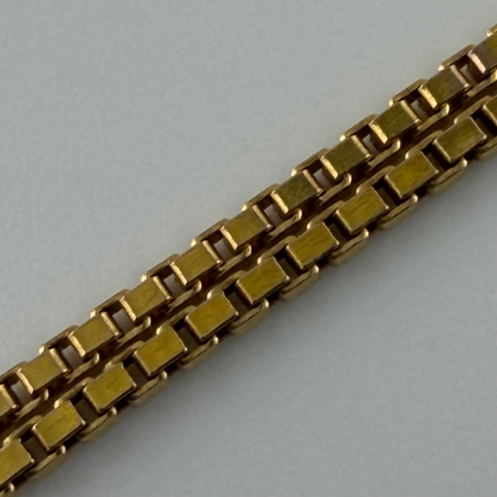 9ct Gold Box Chain, 1mm Width, 18in Length, Hallmarked, 2.7g, Close-up View, Fitzroy Bullion.