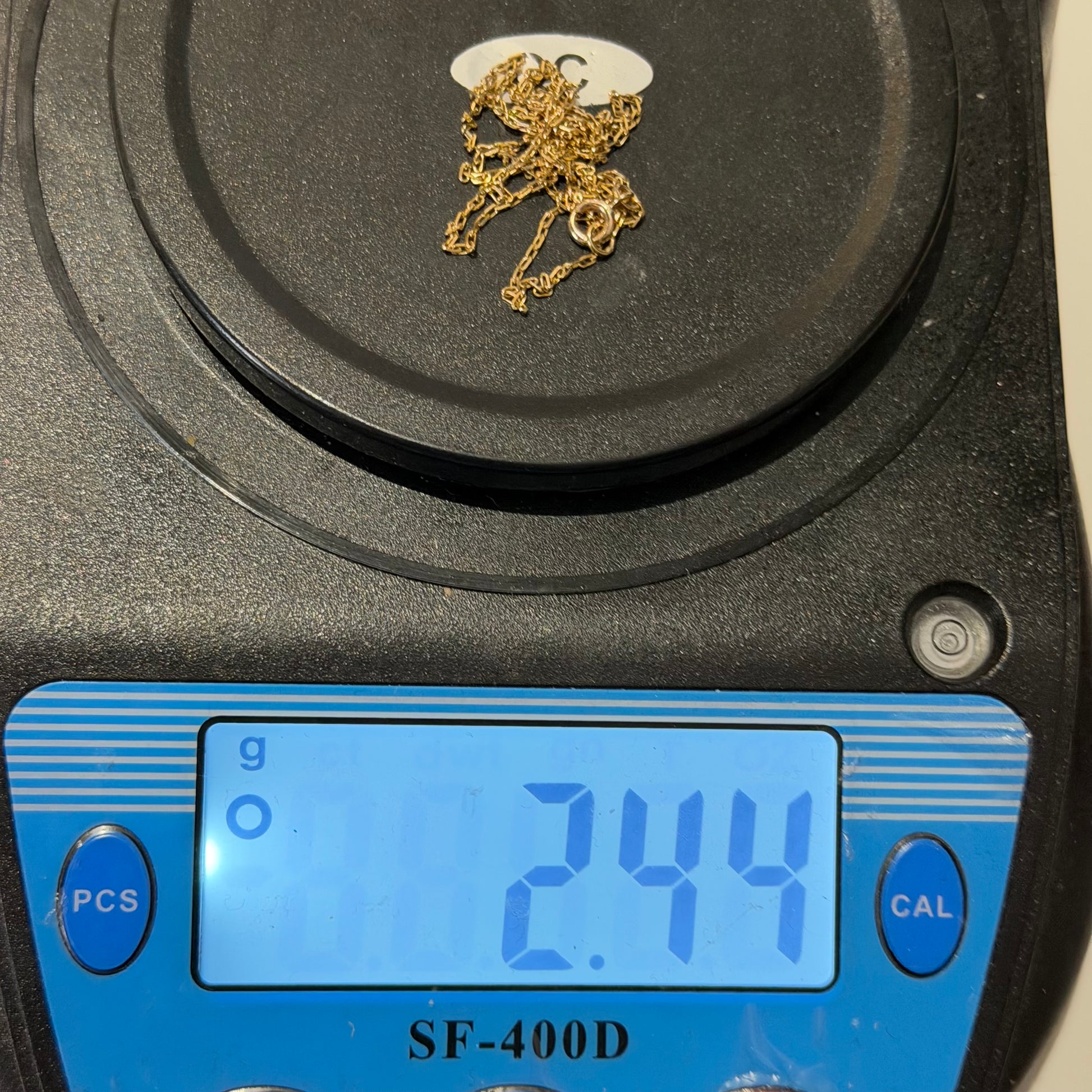 9ct Gold Box Chain, 18in length, 1mm width, hallmarked, weighing 2.4g, displayed on a digital scale.