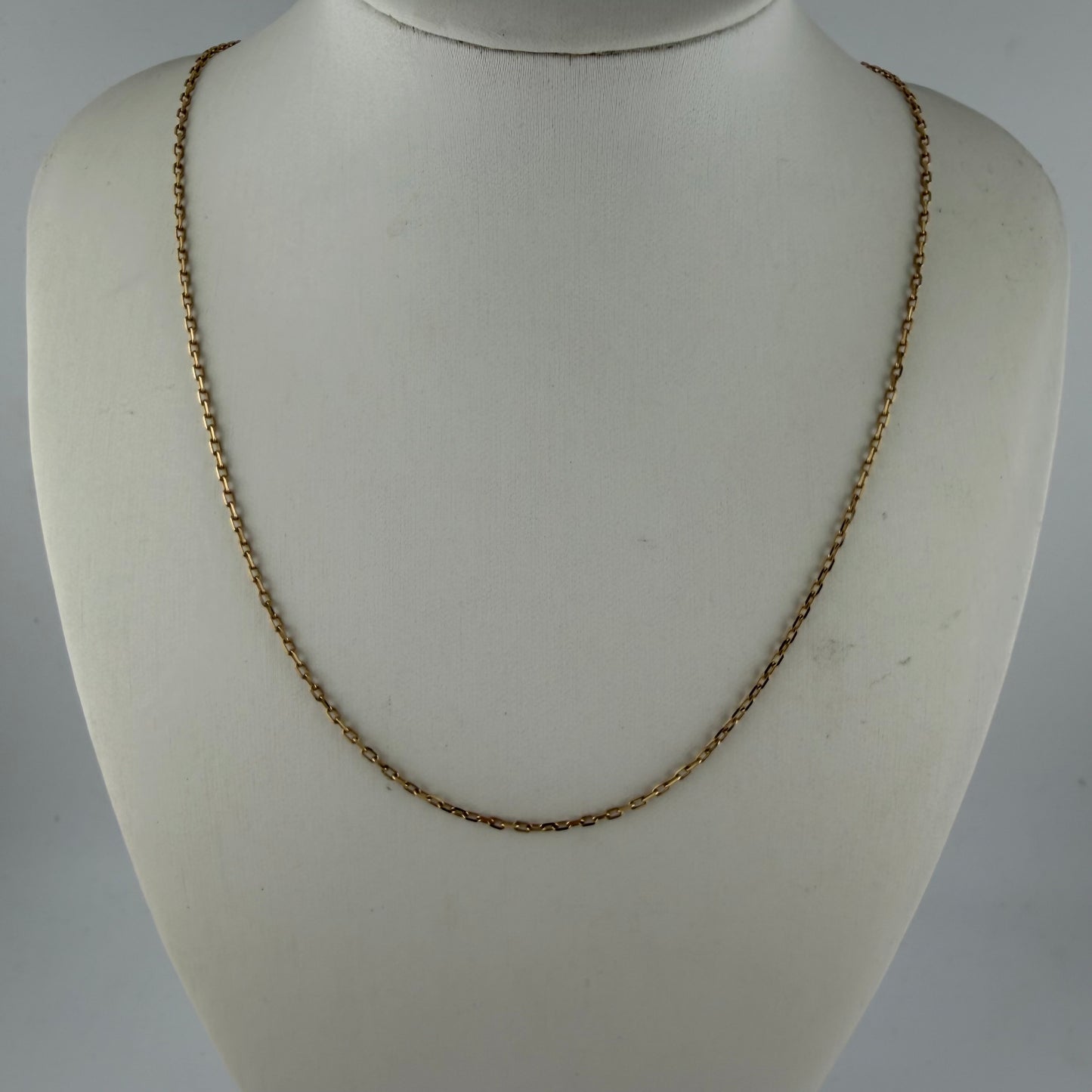9ct Gold Box Chain, 18in length, 1mm width, hallmarked, 2.4g, displayed on mannequin.