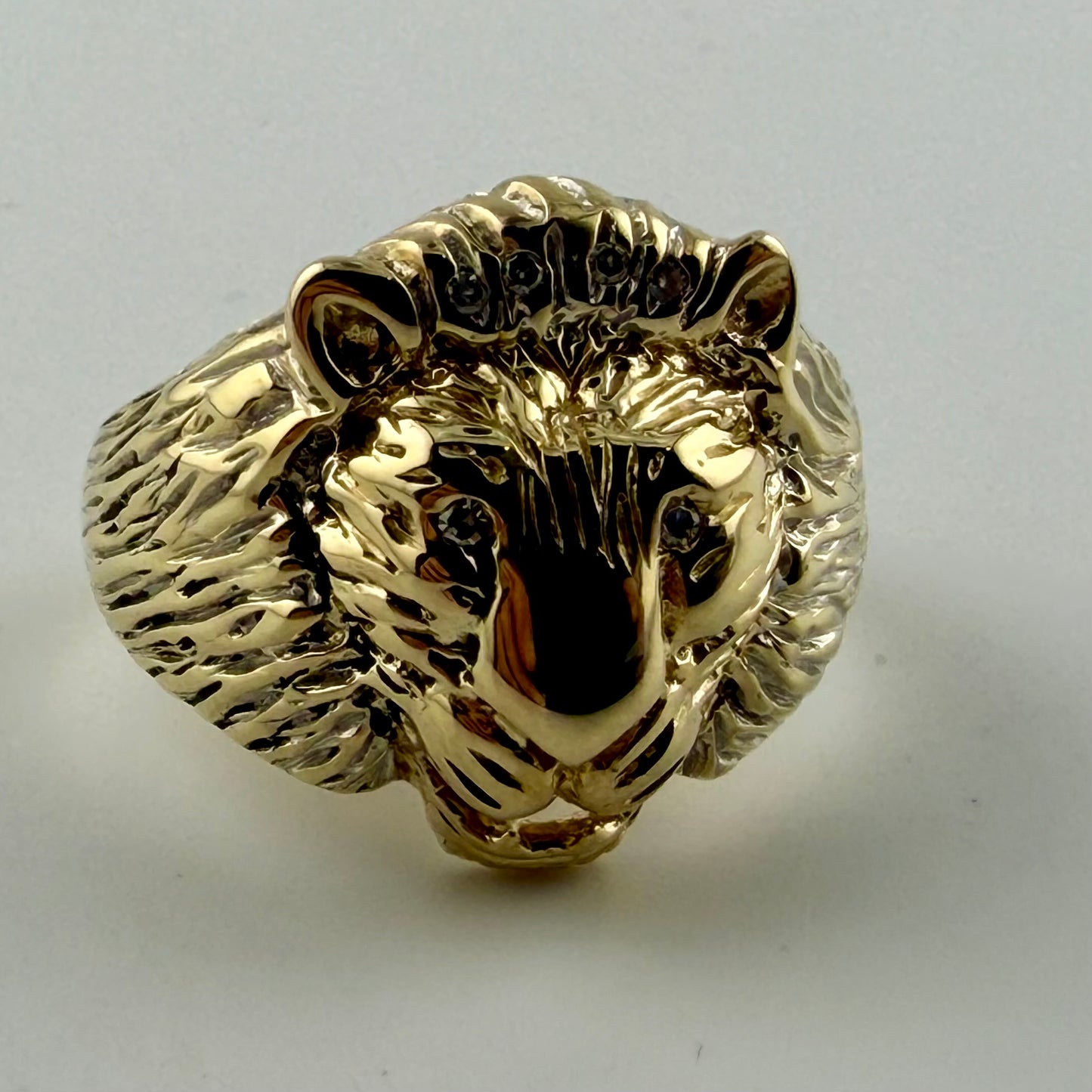 9ct gold lion head gents ring with diamonds, hallmarked, size S, 8.35g.