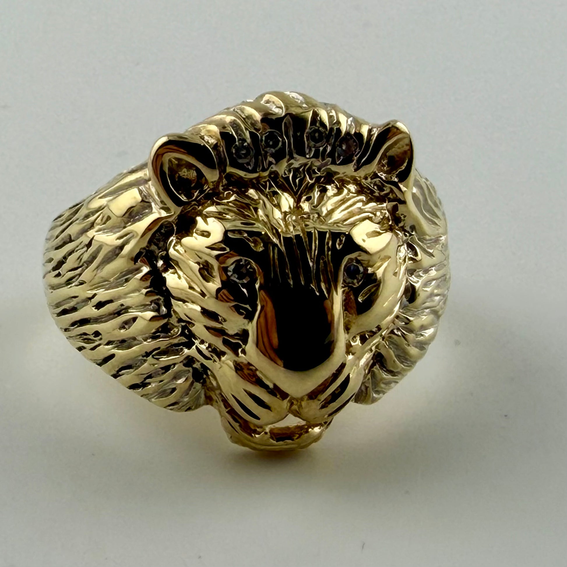 9ct gold lion head gents ring with diamonds, hallmarked, size S, 8.35g.