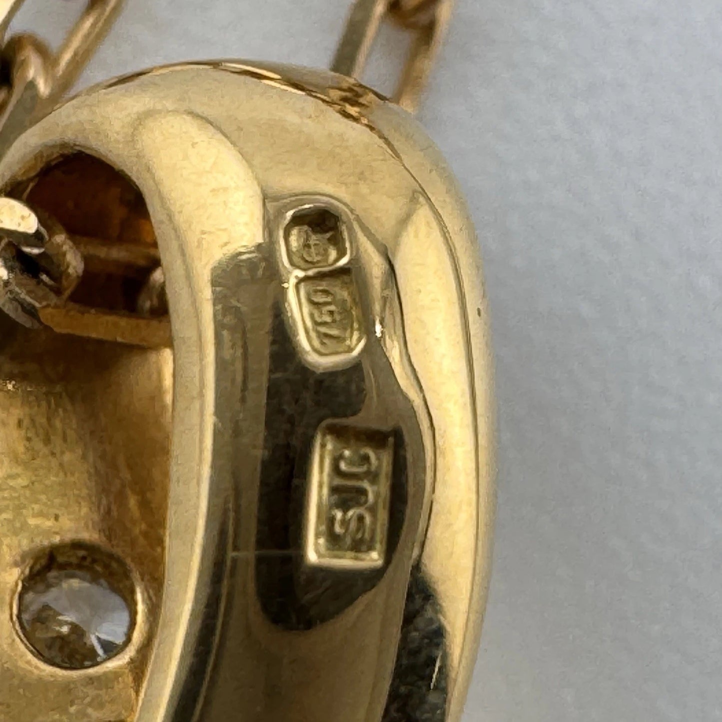 18ct Gold 0.4ct Diamond Pendant on 18in 9ct Box Chain, Hallmarked 5g