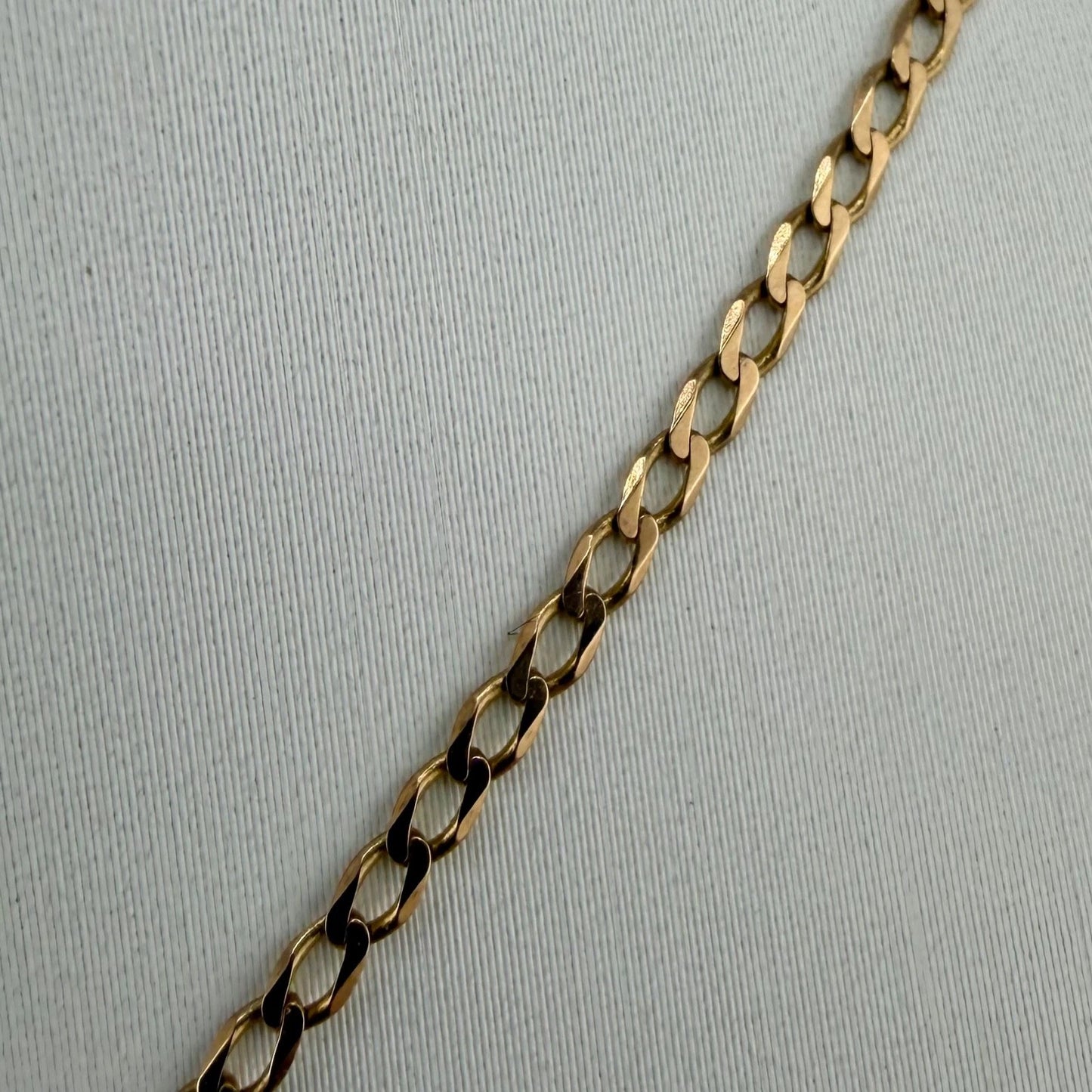 9ct Gold Cross Pendant on 2mm W 20 in Curb Chain, Hallmarked 4.5g